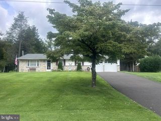 15 ROBIN RD, Holland, PA 18966
