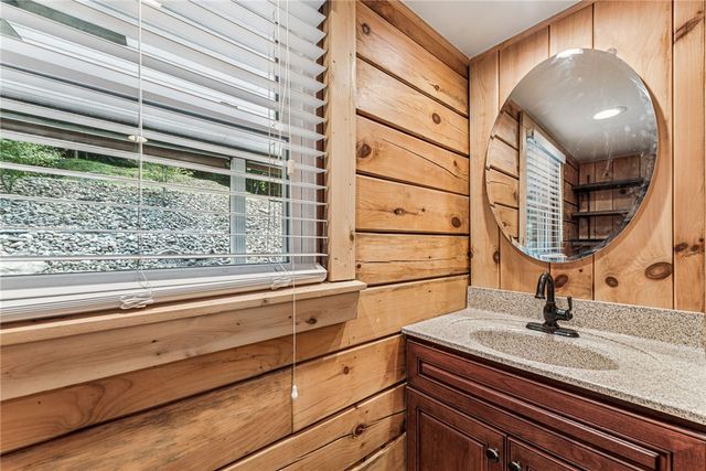 733 Mckee Rd, White Oak, PA 15131