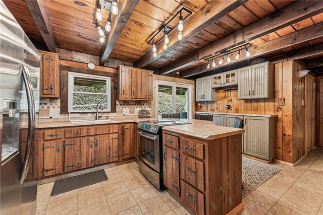 733 Mckee Rd, White Oak, PA 15131