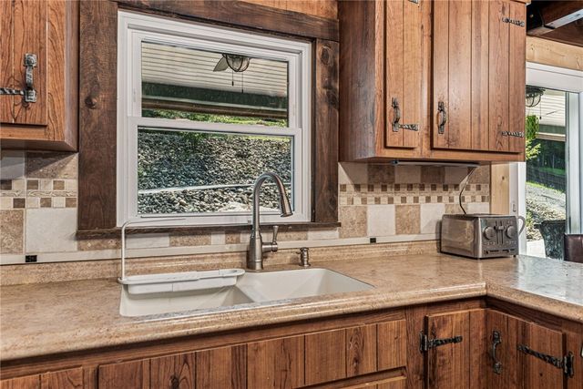 733 Mckee Rd, White Oak, PA 15131