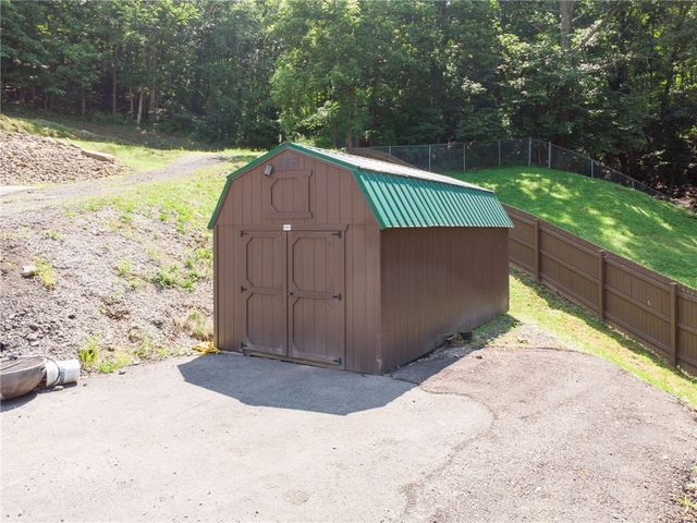 733 Mckee Rd, White Oak, PA 15131