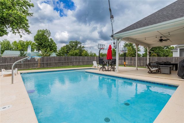 809 Wembley Park, Cave Springs, AR 72718