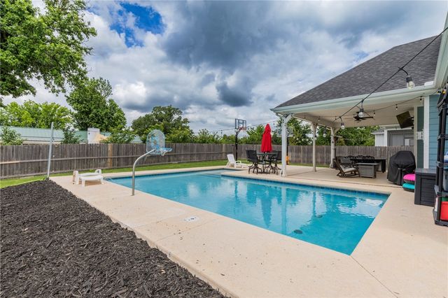 809 Wembley Park, Cave Springs, AR 72718