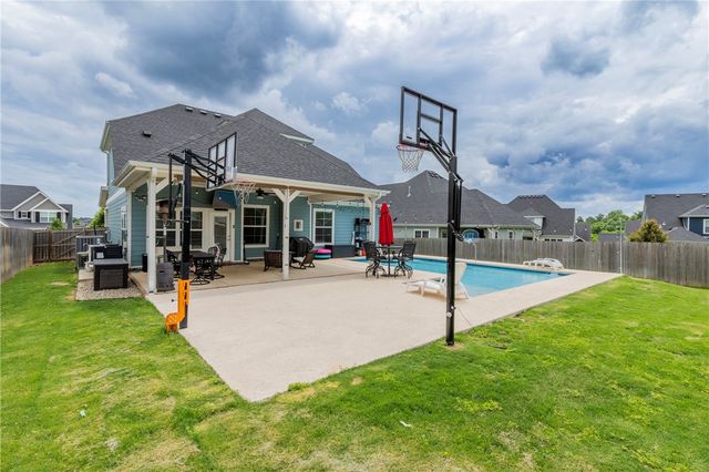 809 Wembley Park, Cave Springs, AR 72718