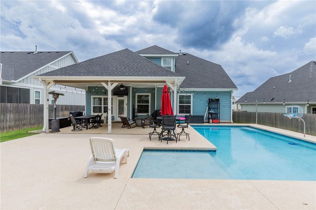 809 Wembley Park, Cave Springs, AR 72718