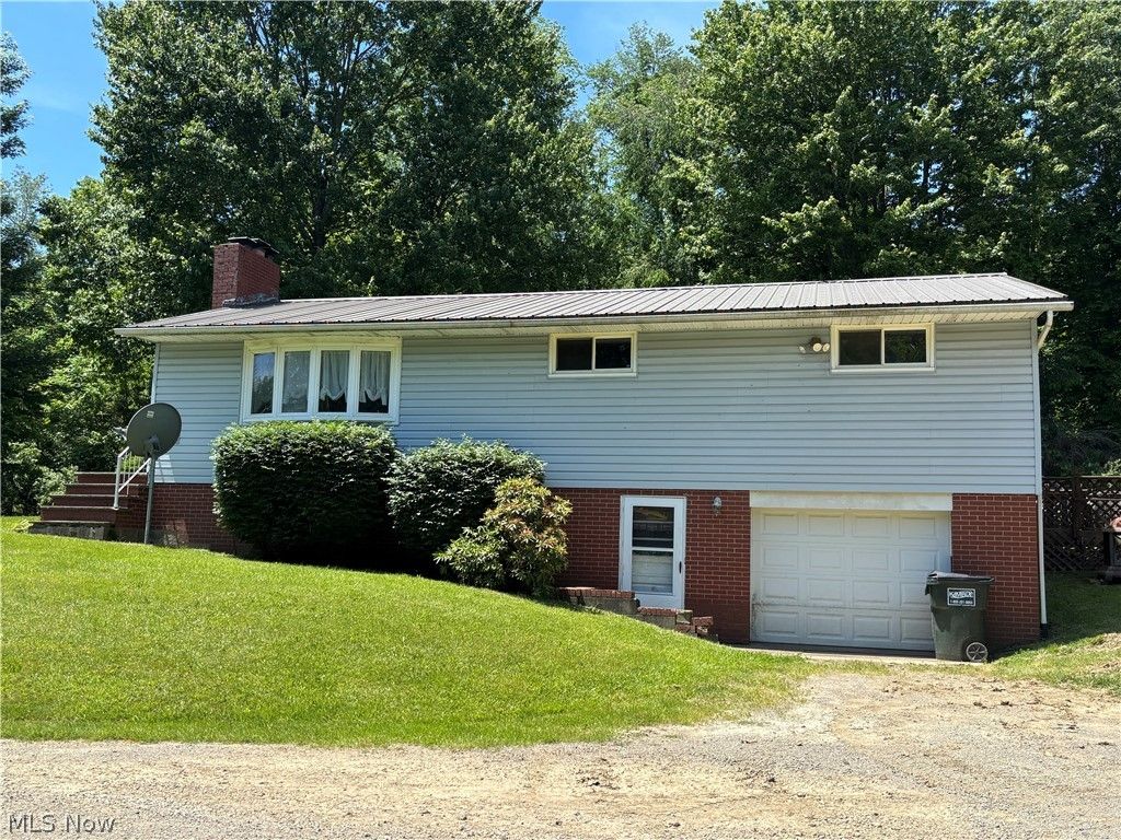 6601 Mapleton Street SE, East Canton, OH 44730