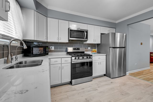 5159 N East River Road 110E, Chicago, IL 60656