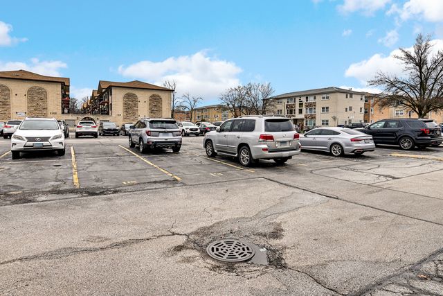 5159 N East River Road 110E, Chicago, IL 60656