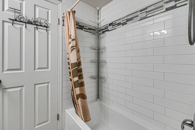 5159 N East River Road 110E, Chicago, IL 60656