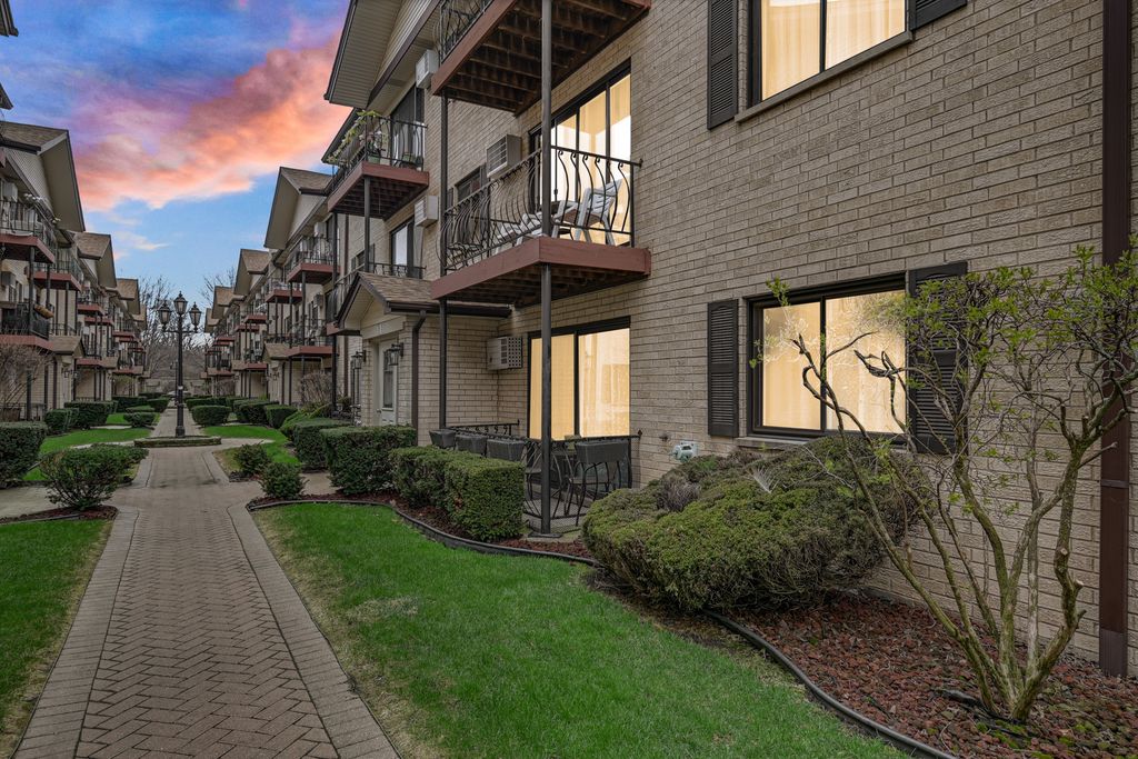 5159 N East River Road 110E, Chicago, IL 60656