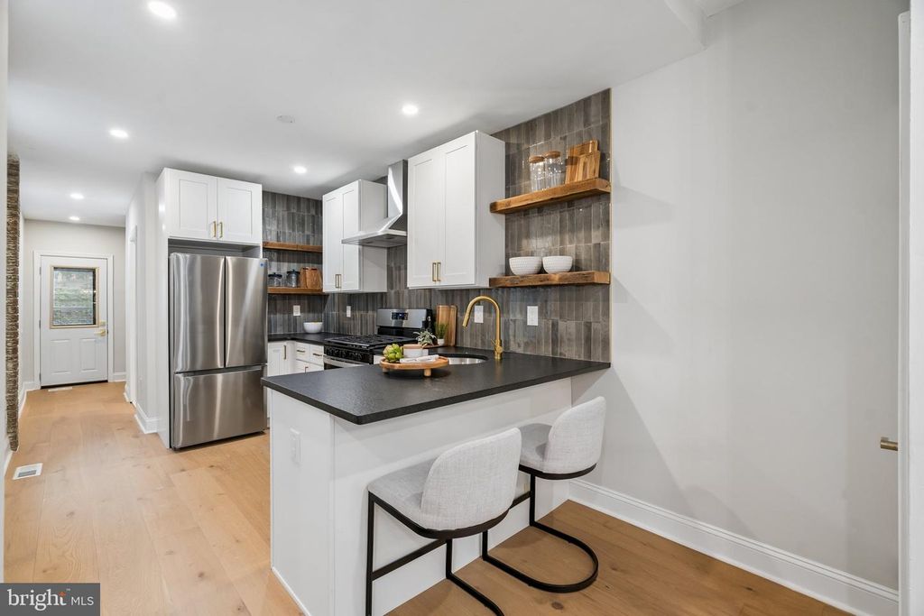133 W NORRIS ST, PHILADELPHIA, PA 19122 — photo 2