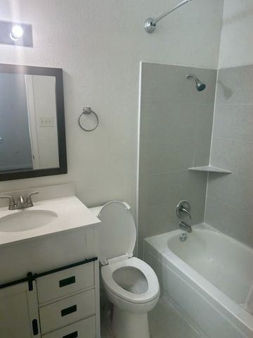 109 Wildwood Court C, Grapevine, TX 76051