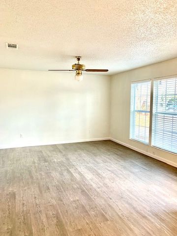 109 Wildwood Court C, Grapevine, TX 76051