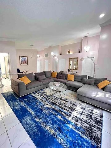 411 SE 7th St, Dania Beach, FL 33004