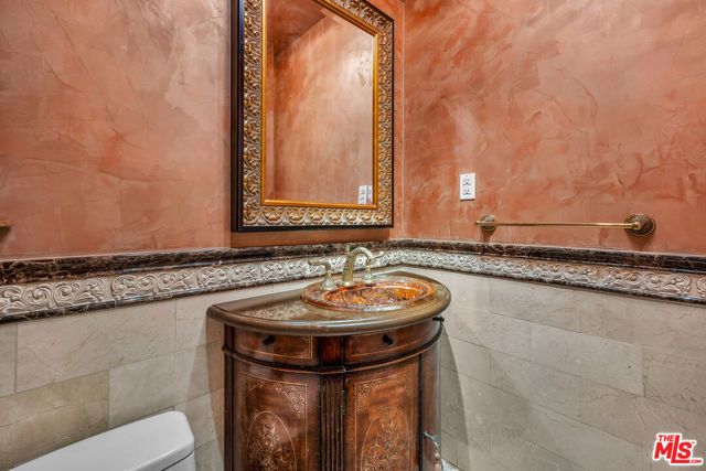 10810 Rochester Avenue, Los Angeles, CA 90024