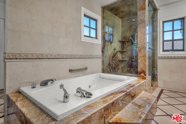 10810 Rochester Avenue, Los Angeles, CA 90024