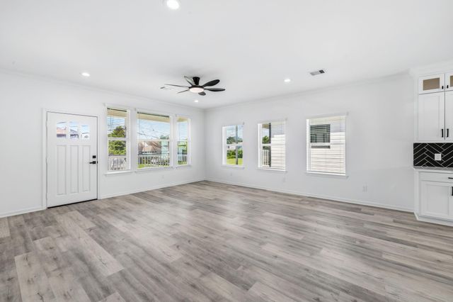 226 S Y Street, La Porte, TX 77571