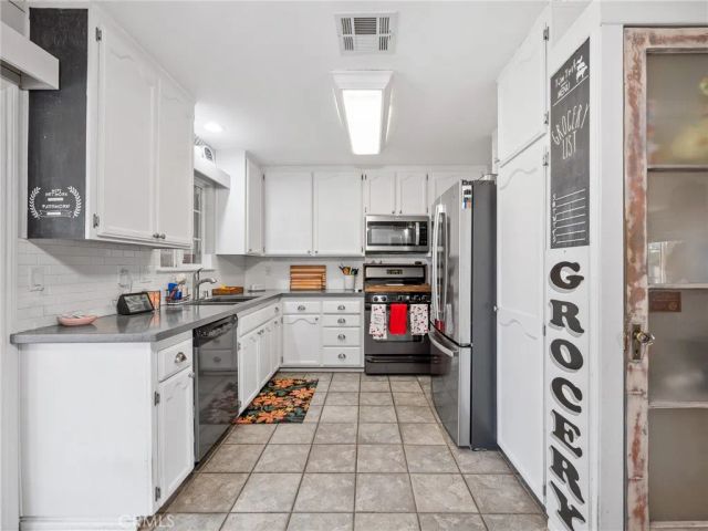 12835 Iroquois Road, Apple Valley, CA 92308