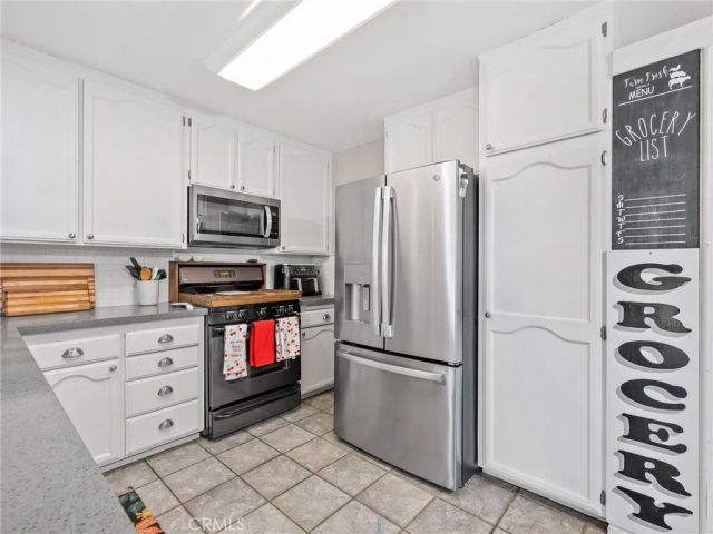 12835 Iroquois Road, Apple Valley, CA 92308