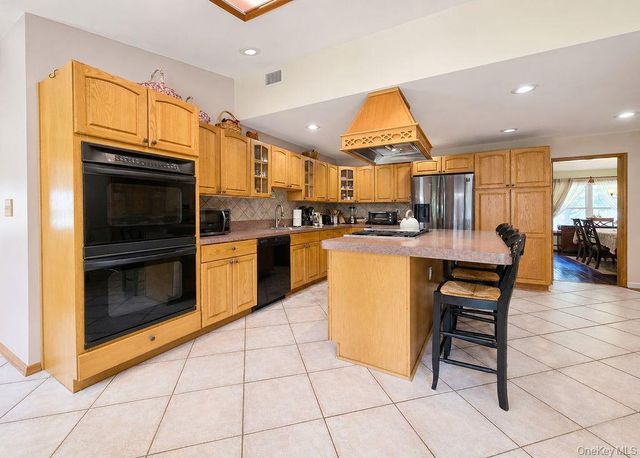 53 Orleans Green, Coram, NY 11727