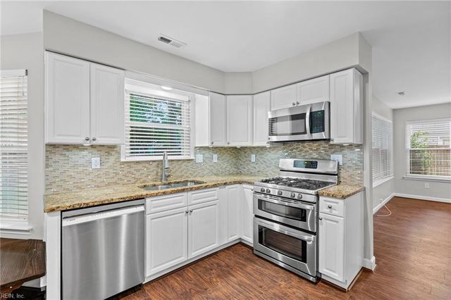 812 Whisper Hollow DR, Chesapeake, VA 23322