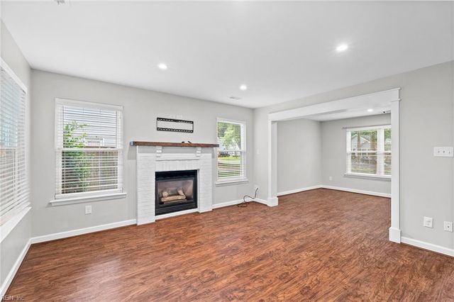 812 Whisper Hollow DR, Chesapeake, VA 23322
