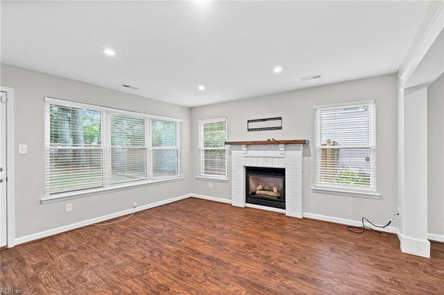 812 Whisper Hollow DR, Chesapeake, VA 23322