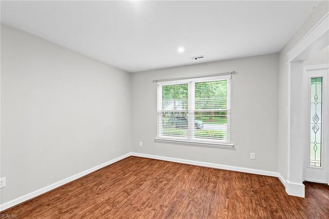 812 Whisper Hollow DR, Chesapeake, VA 23322