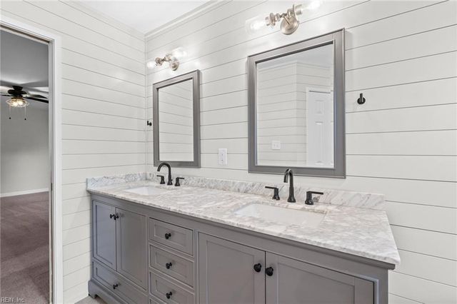 812 Whisper Hollow DR, Chesapeake, VA 23322