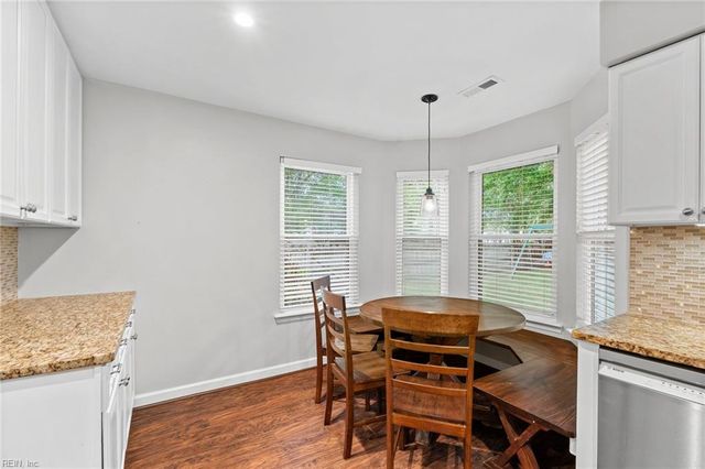812 Whisper Hollow DR, Chesapeake, VA 23322