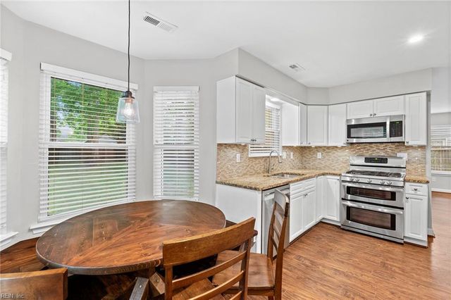 812 Whisper Hollow DR, Chesapeake, VA 23322