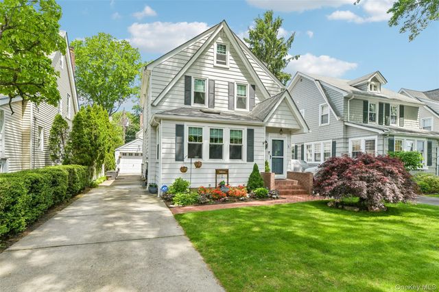 5 Bluebell Court, Garden City, NY 11530