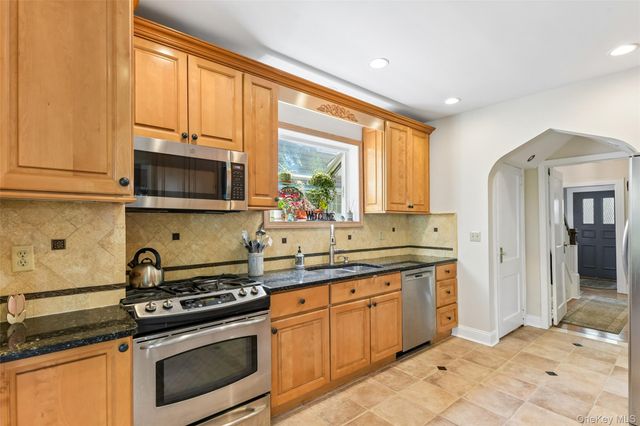 5 Bluebell Court, Garden City, NY 11530