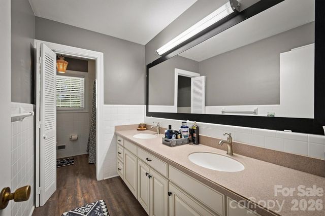 1009 Randolph Circle SE, Lenoir, NC 28645