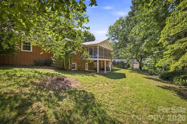 1009 Randolph Circle SE, Lenoir, NC 28645