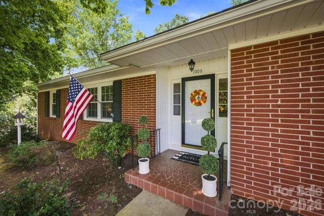 1009 Randolph Circle SE, Lenoir, NC 28645