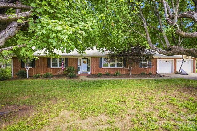 1009 Randolph Circle SE, Lenoir, NC 28645