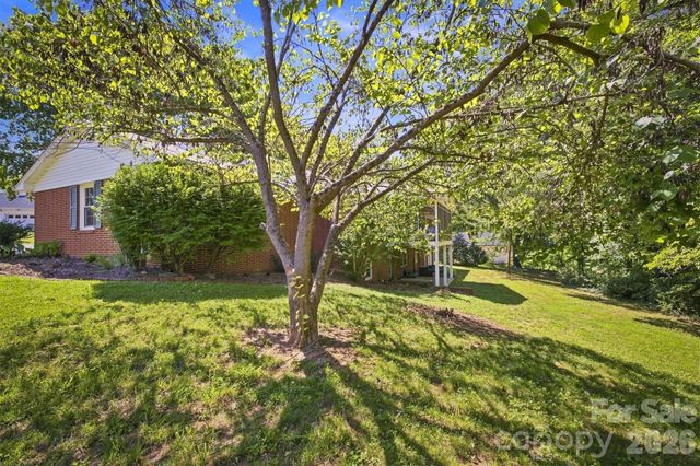 1009 Randolph Circle SE, Lenoir, NC 28645