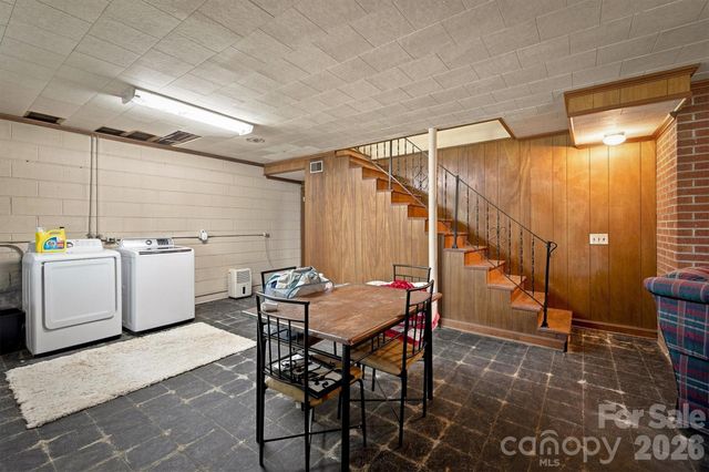 1009 Randolph Circle SE, Lenoir, NC 28645