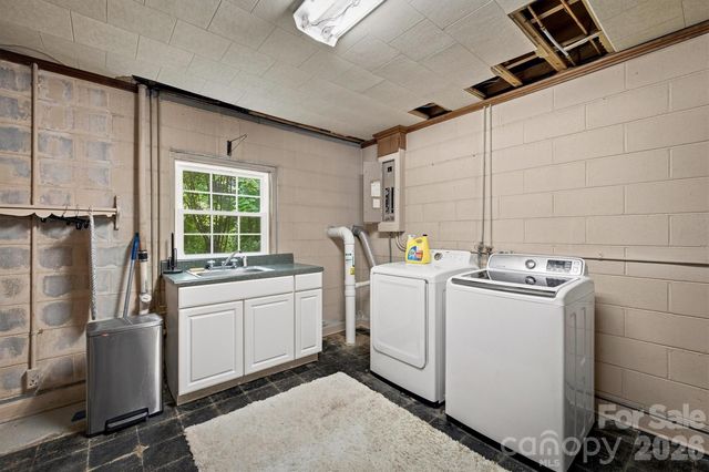 1009 Randolph Circle SE, Lenoir, NC 28645
