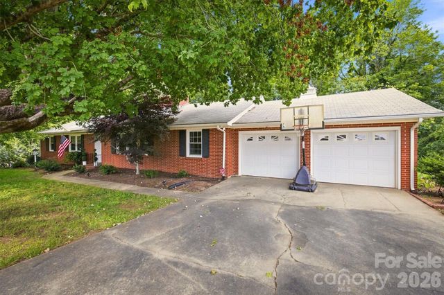 1009 Randolph Circle SE, Lenoir, NC 28645