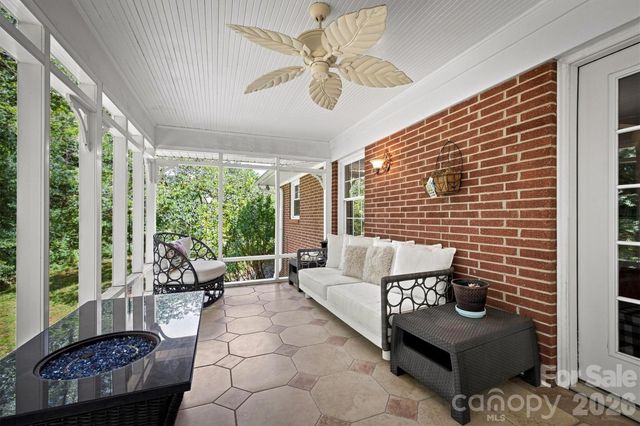 1009 Randolph Circle SE, Lenoir, NC 28645