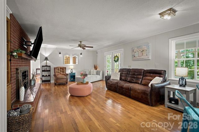 1009 Randolph Circle SE, Lenoir, NC 28645
