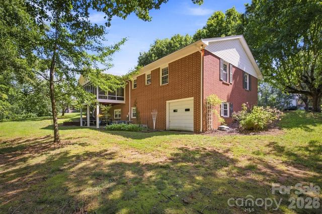 1009 Randolph Circle SE, Lenoir, NC 28645