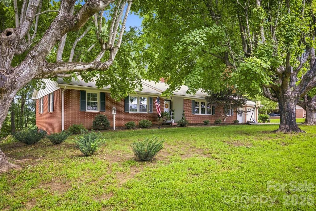 1009 Randolph Circle SE, Lenoir, NC 28645