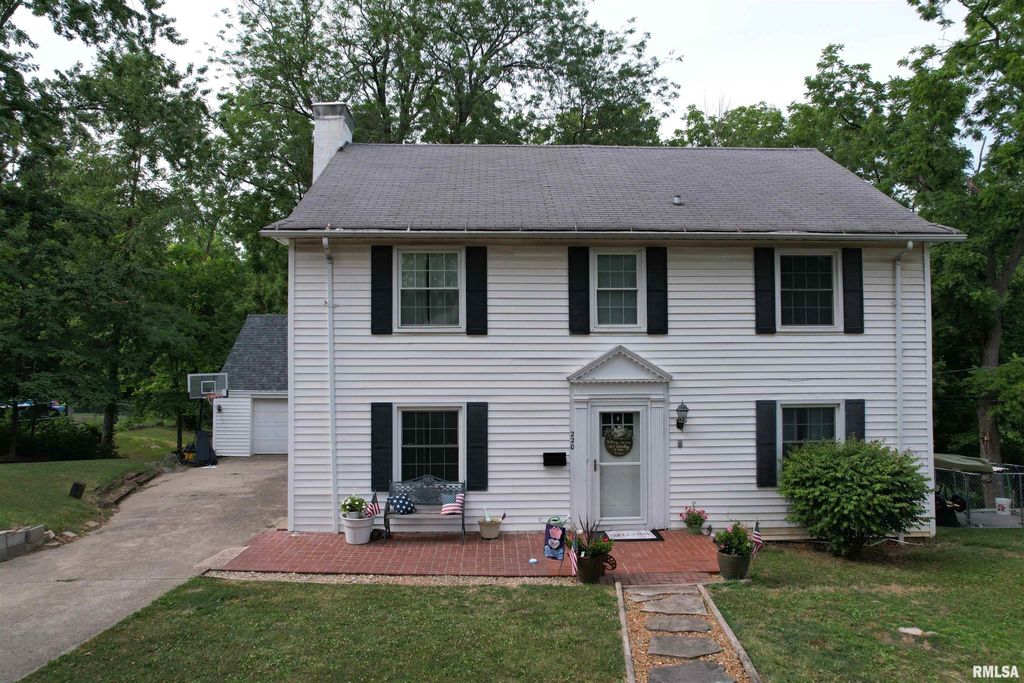 Image 1 of property listing at 220 W Porter, Salem, IL 62881