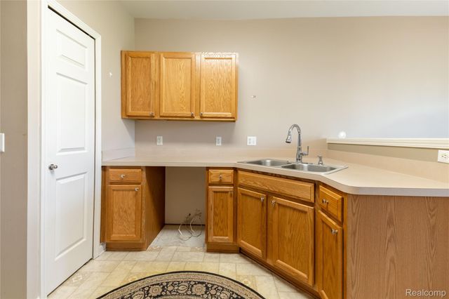 26624 Kirkway Circle, Woodhaven, MI 48183