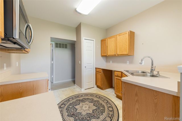 26624 Kirkway Circle, Woodhaven, MI 48183
