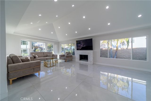 902 E WALNUT Avenue, Burbank, CA 91501