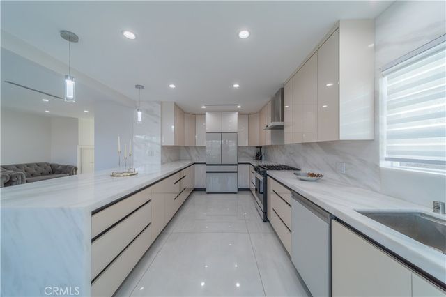 902 E WALNUT Avenue, Burbank, CA 91501